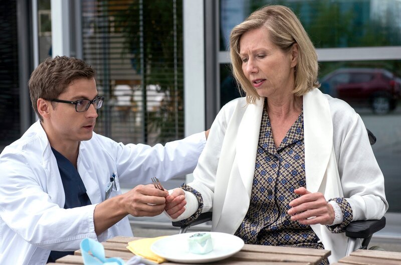 Elias (Stefan Ruppe) hat eine ganz eigene Methode, um Prof. Fendels (Petra Zieser, rechts) Alien-Hand-Syndrom zu therapieren. – Bild: ARD/​Jens Ulrich Koch