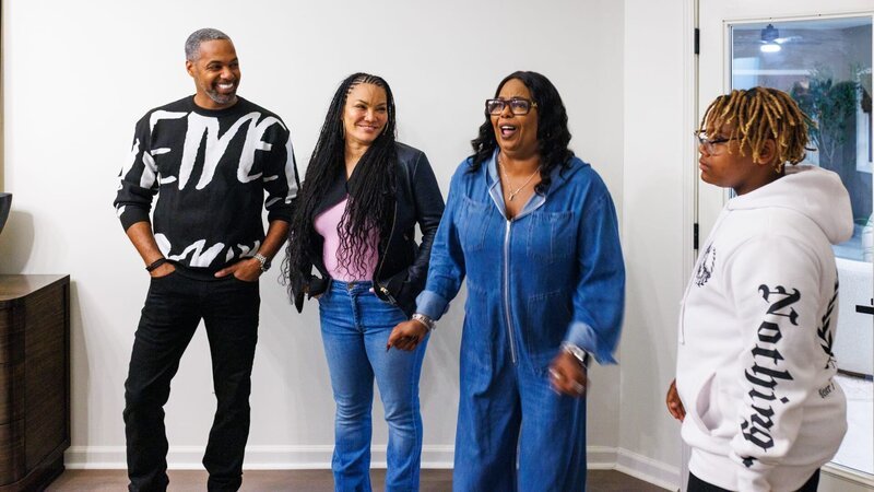 Homeowner Cocoa Brown, tours her new home with Mike Jackson and Egypt Sherrod, as seen on Married to Real Estate, Season 4. – Bild: Warner Bros. Discovery, Inc. or its subsidiaries and affiliates. All rights reserved. /​ Tomas Espinoza