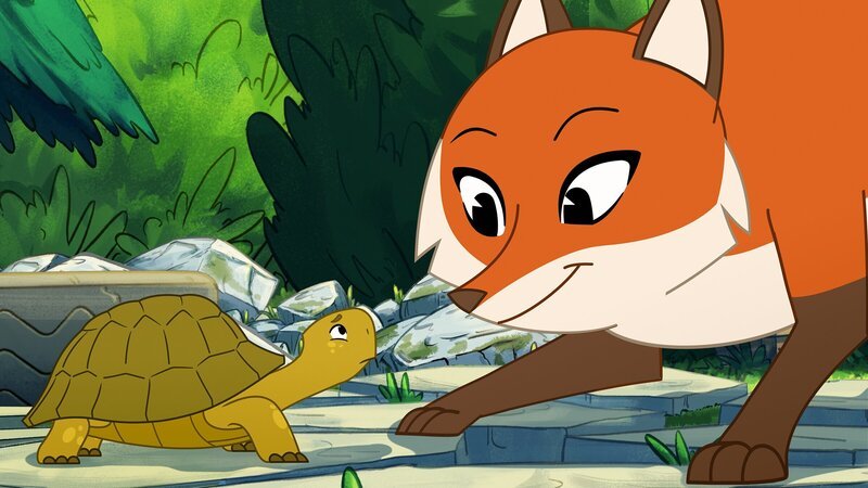 Füchsin Wendy (r.) möchte Schildkröte Törtel (l.) zum Picknick einladen, das die Menschen liegen gelassen haben. – Bild: ZDF/​ Caligari Film