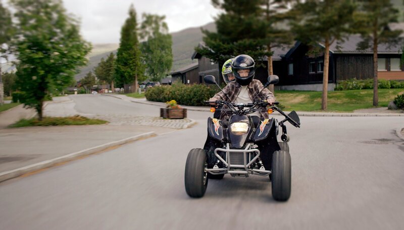 Auf dem Spezialbike rasen Lars (Bjørnar Lysfoss Hagesveen, vorn) und Simon (Oskar Lindquist) zur Kampfsporthalle. – Bild: NDR/​NordicStories