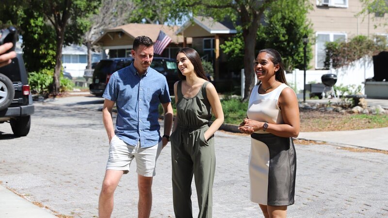 Mika Kleinschmidt with Homeowners exterior street, as seen on 100 Day Dream Home, Season 5. – Bild: Warner Bros. Discovery, Inc. or its subsidiaries and affiliates
