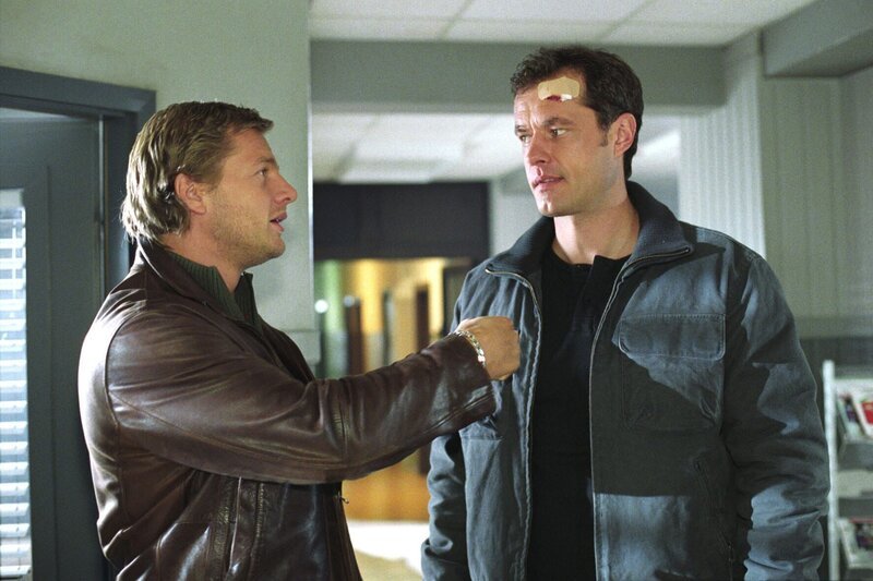 Franzen (Joachim Kretzer, r.) sucht Leo (Henning Baum, l.) auf, um ihm einen Verdacht mitzuteilen. – Bild: Sat.1 /​ Christian A. Rieger