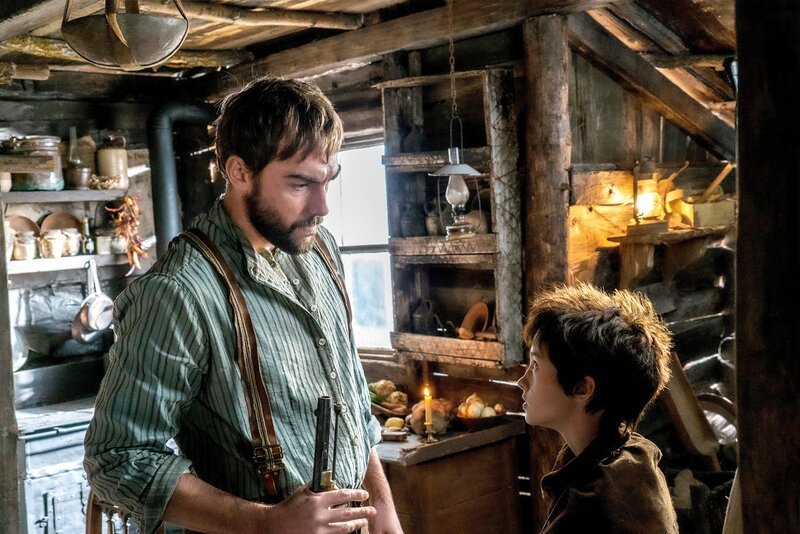 l-r: Django (Matthias Schoenaerts), Young Sarah (Maya Kelly) – Bild: 2021 Cattleya Srl