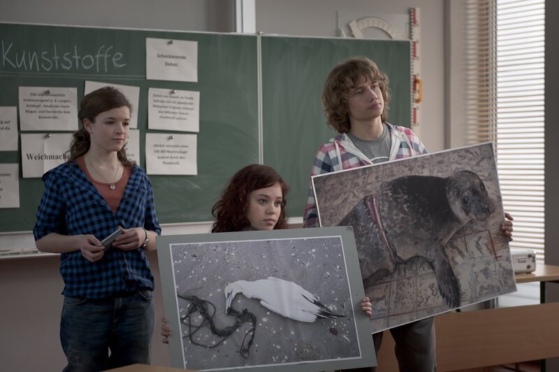 Plastikmüll! Auf dieses Thema wollen Ronja, Jo und Justus sensibilisieren. (Miriam Katzer, li.; Lena Kaufmann, Mitte; Robert Reichert, re.) – Bild: MDR/​Anke Neugebauer