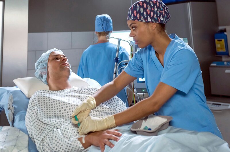 Vivienne Kling (Jane Chirwa, rechts) bereitet Bruno Meier (Kilian Land, links) für die OP vor. – Bild: ARD/​Jens Ulrich Koch