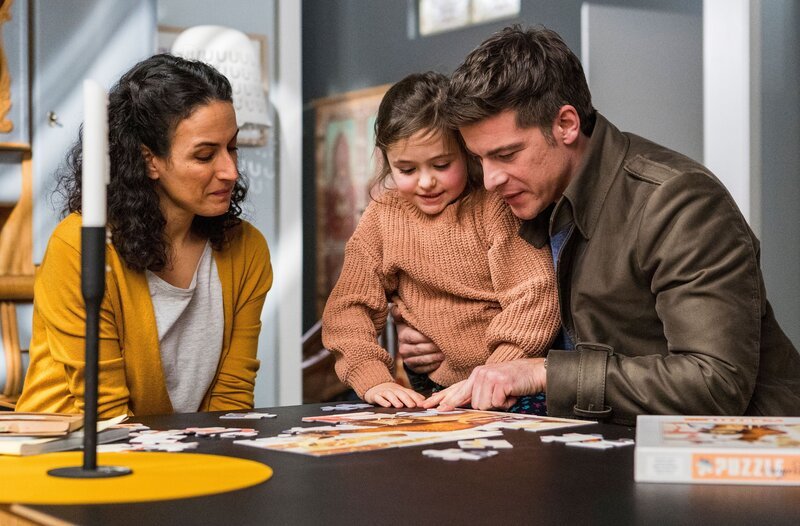 Leyla (Sanam Afrashteh, l.) und Ben (Philipp Danne, r.) verbringen friedliche Familienzeit mit Raya (Luna Elez, M.).; ARD IN ALLER FREUNDSCHAFT – DIE JUNGEN ÄRZTE FOLGE 392, „Befreiung“, am Donnerstag (10.10.24) um 18:50 Uhr im ERSTEN. Leyla (Sanam Afrashteh, l.) und Ben (Philipp Danne, r.) verbringen friedliche Familienzeit mit Raya (Luna Elez, M.). © ARD/​Tom Fülle, honorarfrei – Verwendung gemäß der AGB im engen inhaltlichen, redaktionellen Zusammenhang mit genannter ARD-Sendung bei Nennung „Bild: ARD/​Tom Fülle“ (S2+). ARD-Programmdirektion/​Bildredaktion, pressefoto.daserste@ard.de – Bild: ARD/​Tom Fülle