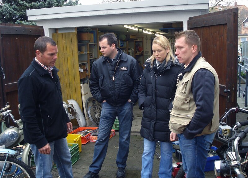 Tatjana will endlich das geerbte Haus von den alten Telefonen, Mofas und dem Porzellan befreien. Ihr Freund Frank und der gemeinsame Bekannte Andreas haben schon ihre Hilfe angeboten. Otto Schulte (re.) kann also auf tatkräftige Unterstützung zählen. – Bild: RTL Zwei