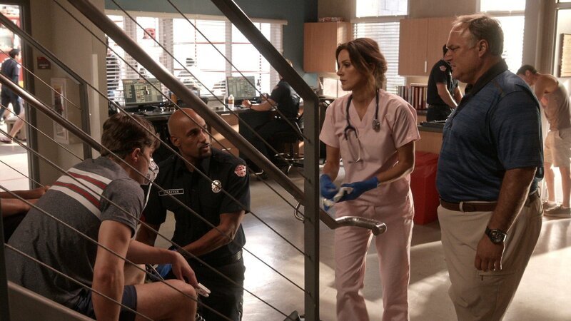 Robert Sullivan (Boris Kodjoe, 2.v.l.); Dr. Carina DeLuca (Stefania Spampinato, 2.v.r.). – Bild: American Broadcasting Companies, Inc.