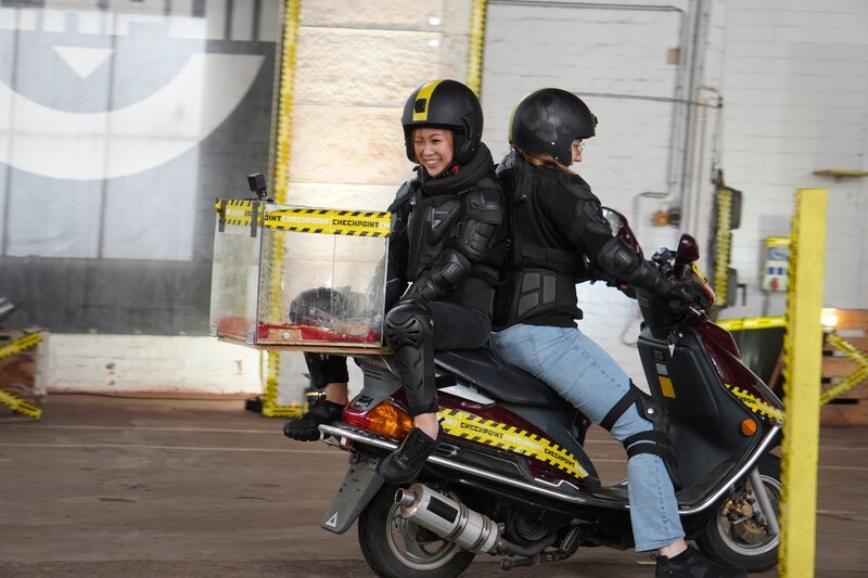 Im Duell Mädchen vs. Jungs stellt sich die Frage: wer sind die besseren Pizzalieferant*innen? Welches Team gewinnt das Duell und bringt die Pizzalieferung unbeschadet ans Ziel? Die Mädchen oder die Jungs? Laura (rechts) und Trang (links) finden es heraus. – Bild: ZDF/​Katharina Barnick