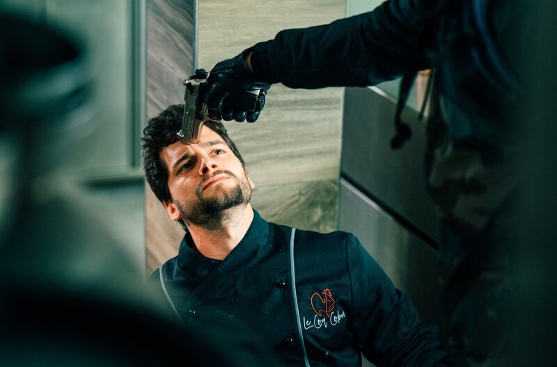 Beim Raubüberfall auf das Restaurant Coq coloré wird auch Küchenchef Michel Leroy (Aaron Karl) bedroht. Aber warum überfallen die Täter ausgerechnet ein Sternerestaurant? – Bild: SWR/​Alexander Fischerkoesen