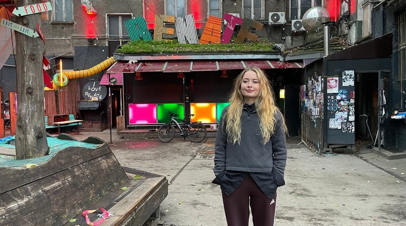 Zoe Eulental, Leiterin des Clubs „Renate“. – Bild: rbb/​Alix François Meier