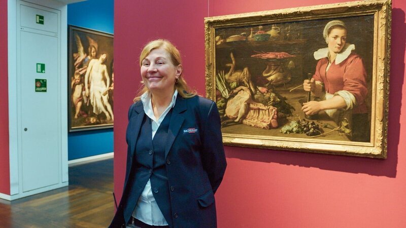 Sabine Hausmann hat Buchhändlerin gelernt und hat sich in verschiedenen Berufen ausprobiert. Seit 15 Jahren arbeitet sie im Museum. – Bild: ORF/​Film Five