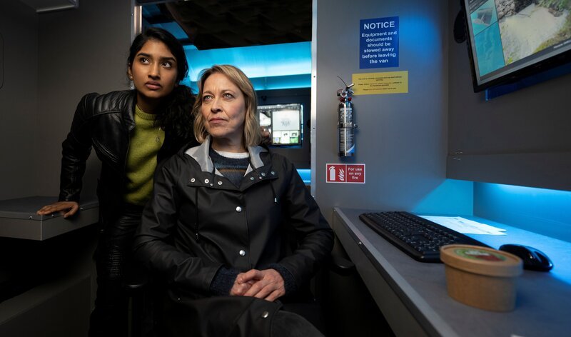 l-r: Varada Sethu als DC Harper Weston, Nicola Walker als DI Annika Strandhed – Bild: Black Camel Pictures & All3Media International