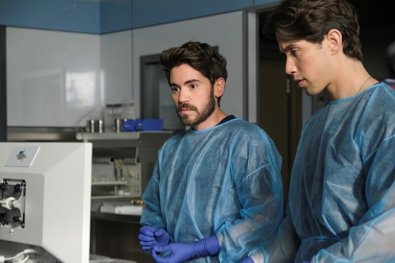 l-r: Dr. Asher Wolke (Noah Galvin), Daniel Perez (Brandon Larracuente) – Bild: American Broadcasting Companies, Inc.