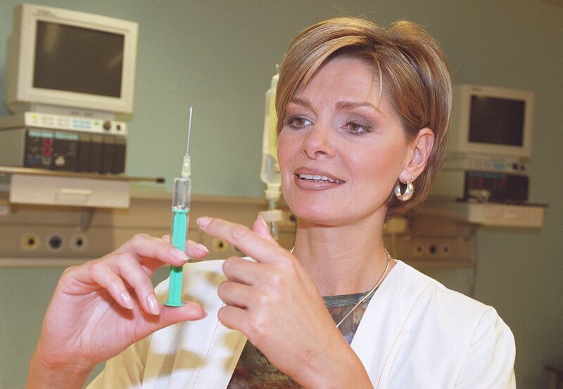 MDR Fernsehen IN ALLER FREUNDSCHAFT FOLGE 38, „Das Damoklesschwert“, am Mittwoch (07.03.12) um 12:30 Uhr. Schwester Ivonne (Maren Gilzer) weiß sich gegen aufsässige Patienten zu wehren. – Bild: MDR/​Laue