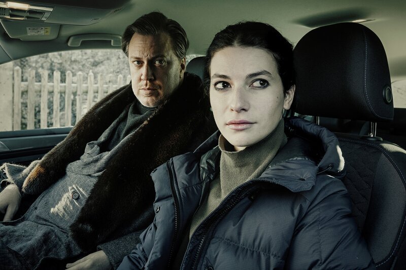 l-r: Gedeon Winter (Nicholas Ofczarek), Yela Antic (Franziska Von Harsdorf) – Bild: Sky Deutschland/​W&B Television/​epo-film/​Hendrik Heiden