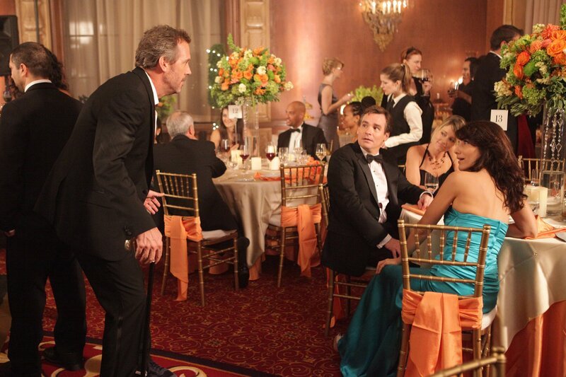 Bei der Hochzeit des Vorstandmitglieds ist die gesamte Ärzteschaft eingeladen. Zu schade, dass House (Hugh Laurie, l.) und Cuddy (Lisa Edelstein, r.) immer noch Streit haben. Wilson (Robert Sean Leonard, M.) vermittelt … – Bild: ProSiebenSat.1 Media SE
