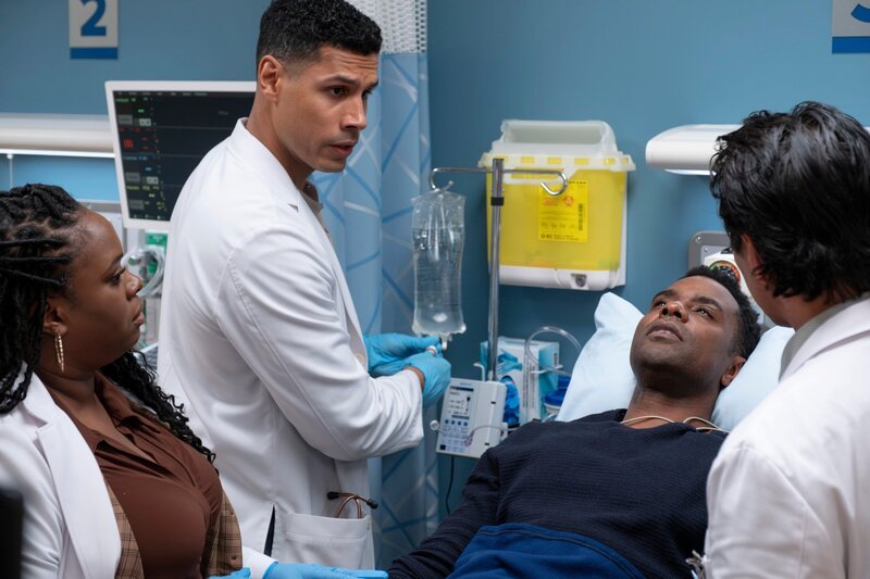 L-R: Dr. Jordan Allen (Bria Henderson) und Dr. Jared Kalu (Chuku Modu) – Bild: JEFF WEDDELL /​ Sony /​ American Broadcasting Companies, Inc. All rights reserved