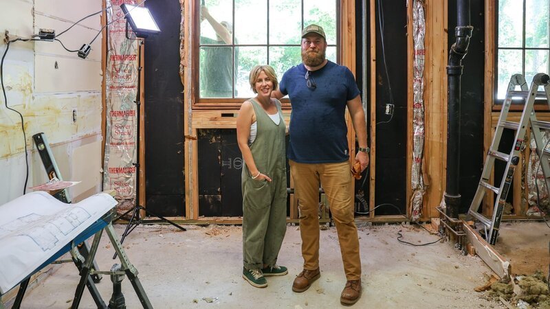 Ben and Erin Napier stand in the completely gutted kitchen to create the Bucks dream kitchen, as seen on Home Town, Season 8. – Bild: Warner Bros. Discovery, Inc. or its subsidiaries and affiliates. All rights reserved.