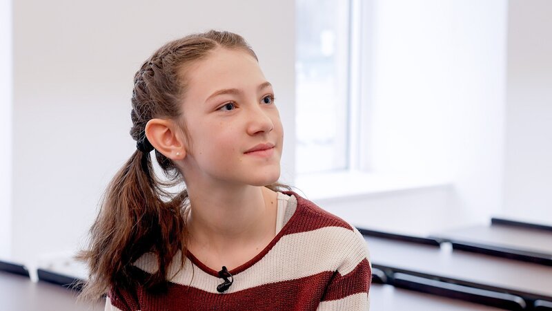 Informatiker Lukas erklärt Isabel, welche typischen Fehler man bei Passwörtern vermeiden sollte – Bild: ORF/​Tower10