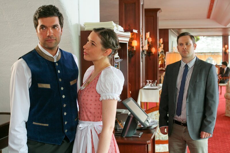 Haben Barkeeper Martin Lindner (Moritz Tittel, l.) und Zimmermädchen Yvonne Weiler (Christin Alexandrow, m.) Plessen aus Rache umgebracht? Ein starkes Motiv für Kommissar König (Mark-Alexander Solf, r.). – Bild: ORF 2