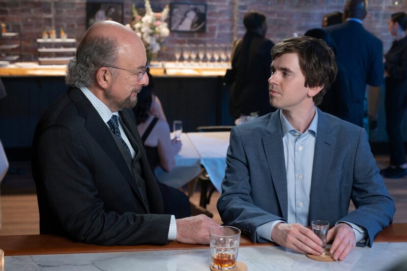 l-r: Dr. Aaron Glassman (Richard Schiff), Dr. Shaun Murphy (Freddie Highmore) – Bild: JEFF WEDDELL /​ American Broadcasting Companies, Inc. /​ Sony