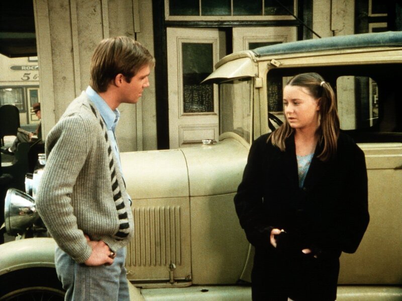 An der Bushaltestelle lernt John-Boy (Richard Thomas, l.) ein Mädchen kennen, das sich als Muffin Maloney (Vicki Schreck, r.) ausgibt und eine rührende Geschichte erzählt, die schließlich John-Boy dazu bewegt, ihr mit etwas Geld auszuhelfen … – Bild: Sat.1 Gold