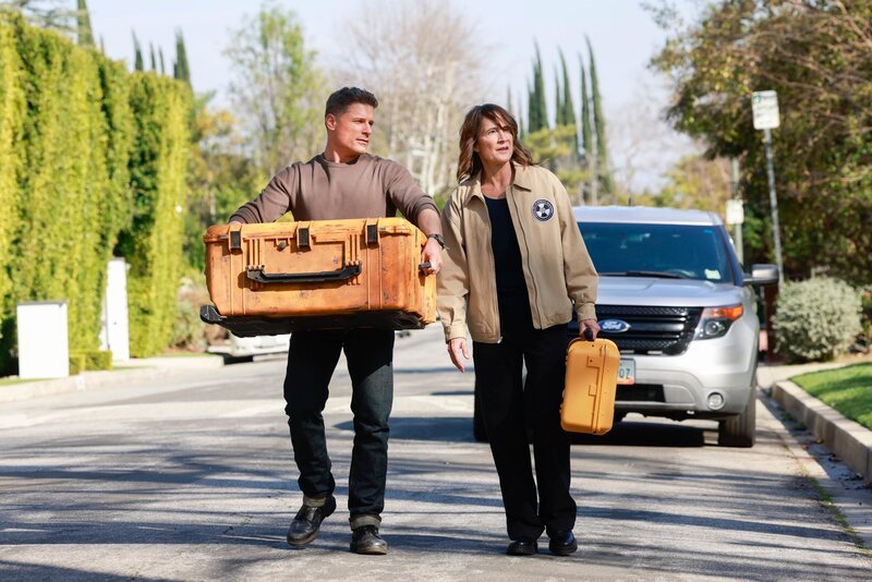Josh Folsom (Matt Lauria) und Angela Hoppe (Anne Ramsay). – Bild: RTL /​ CBS Broadcasting, Inc. All Rights Reserved. /​ Tödliche Strahlen