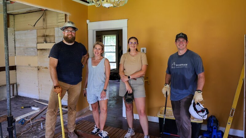 Ben and Erin Napier are joined by Katie and Chris on demo day at the Turner house, as seen on Home Town, Season 8. – Bild: Warner Bros. Discovery, Inc. or its subsidiaries and affiliates