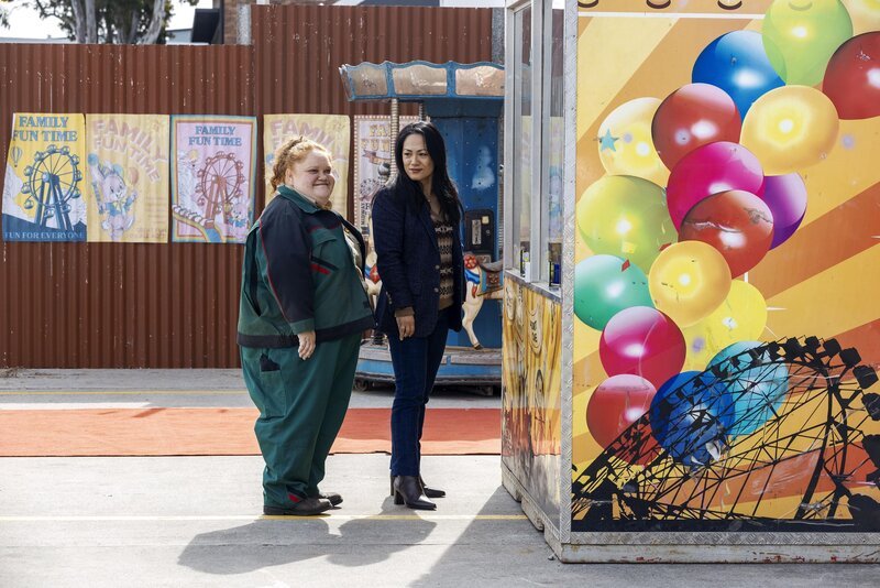 Nova (Megan Wilding, l.), Joyce (Ra Chapman, r.). – Bild: Jungle Entertainment Pty Ltd /​ Stan Entertainment Pty Ltd /​ Screen Australia /​ Lisa Tomasetti