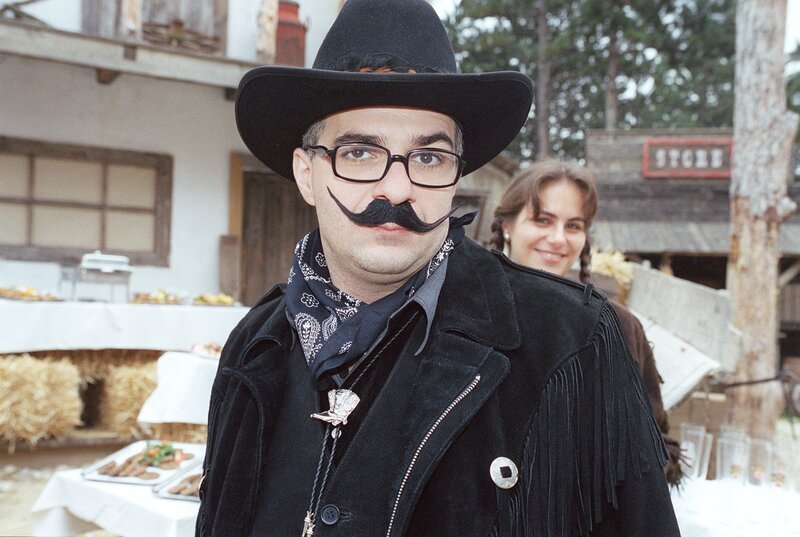 Michael Niavarani (Mario Hubinger). – Bild: ORF