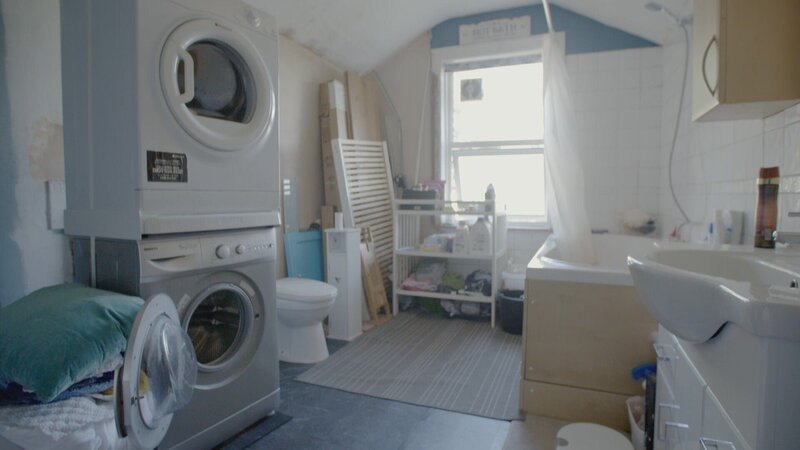 Das Badezimmer von Camellia und Evan vorher – Bild: PI PRODUCTIONS LIMITED