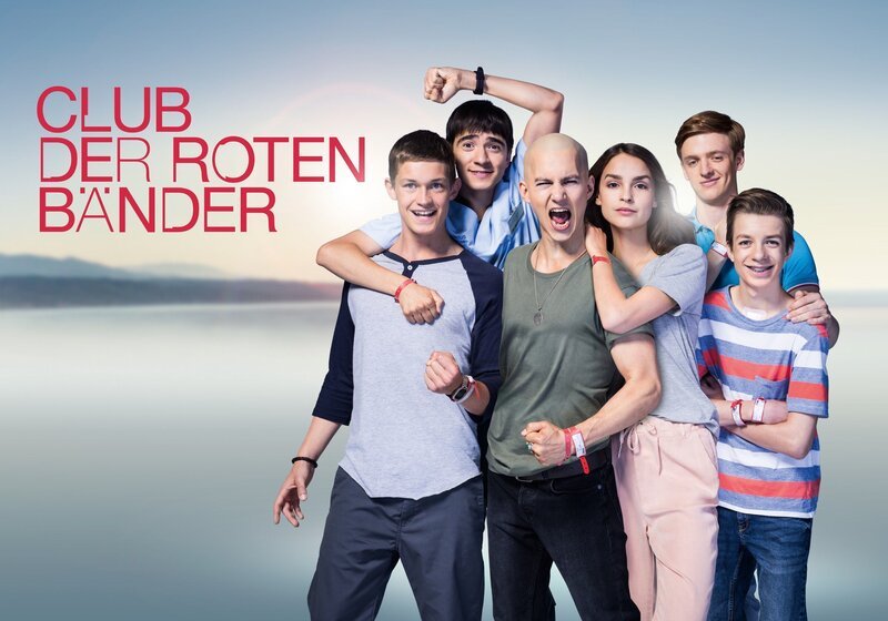 V.l.: Jonas Till Neumann (Damian Hardung), Toni Vogel (Ivo Kortlang), Leo Roland (Tim Oliver Schultz), Emma Wolfshagen (Luise Befort), Alex Breidtbach (Timur Bartels) und Hugo Krüger (Nick Julius Schuck) – Bild: RTL /​ Robert Grischek /​ Club der roten Bänder