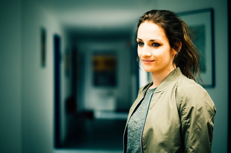 Die Ukrainerin Natia Kardowa (Karoline Teska) ist nach Deutschland gekommen, um nach ihrer Schwester zu suchen. – Bild: SWR/​Alexander Fischerkoesen