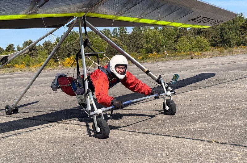 Hanseblick-Reporter Thilo Tautz beim Start zum Sonntagsausflug im Drachengleiter über dem Fläming. – Bild: NDR/​Thomas Balzer