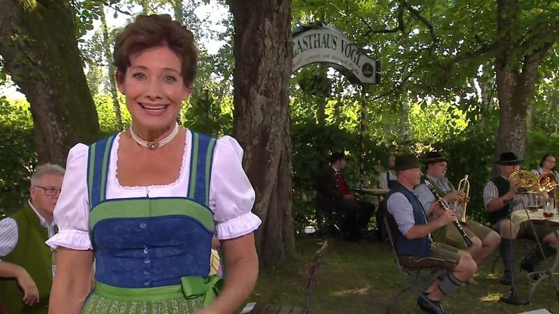 Elisabeth Rehm begrüßt die Trachtler und Musikanten im Gasthaus Vogl oberhalb von Passau. – Bild: BR