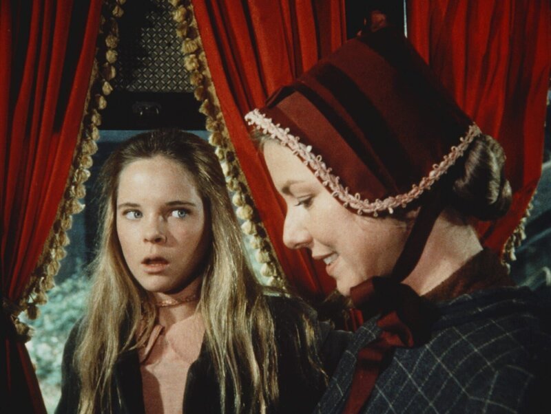 Caroline (Karen Grassle, r.) gelingt es nicht, Mary (Melissa Sue Anderson) darüber hinwegzutrösten, dass sie bei dem Wettbewerb nur Zweite wurde. – Bild: Worldvision