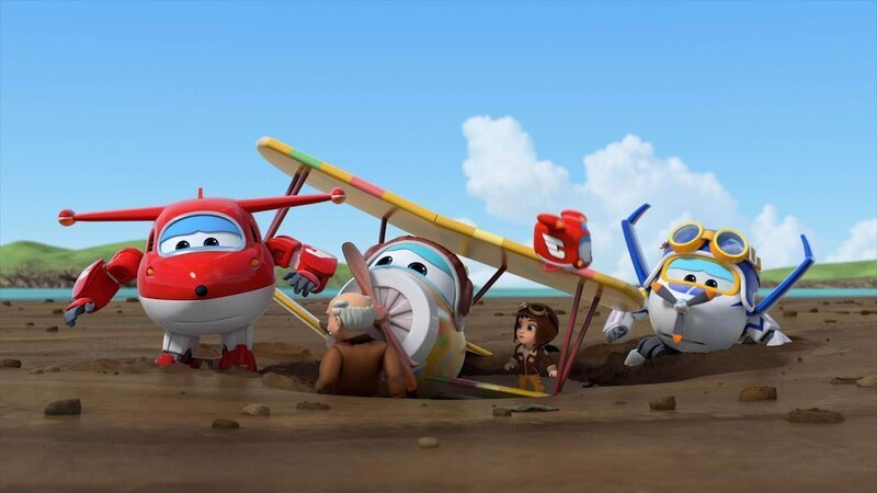 Guemgangho (mi.) war das erste Flugzeug, das Südkorea in eigener Produktion gefertigt hat und soll deshalb als Ehrengast mit einer Flugshow geehrt werden. Dabei bleibt der Flieger leider im Schlick feststecken und bei dem Versuch, ihn zu befreien, versinken Jett (li.), Minji (2.v.re.) und Narae (re.) auch. – Bild: FUNNYFLUX /​ ALPHA ALL RIGHTS RESERVED.