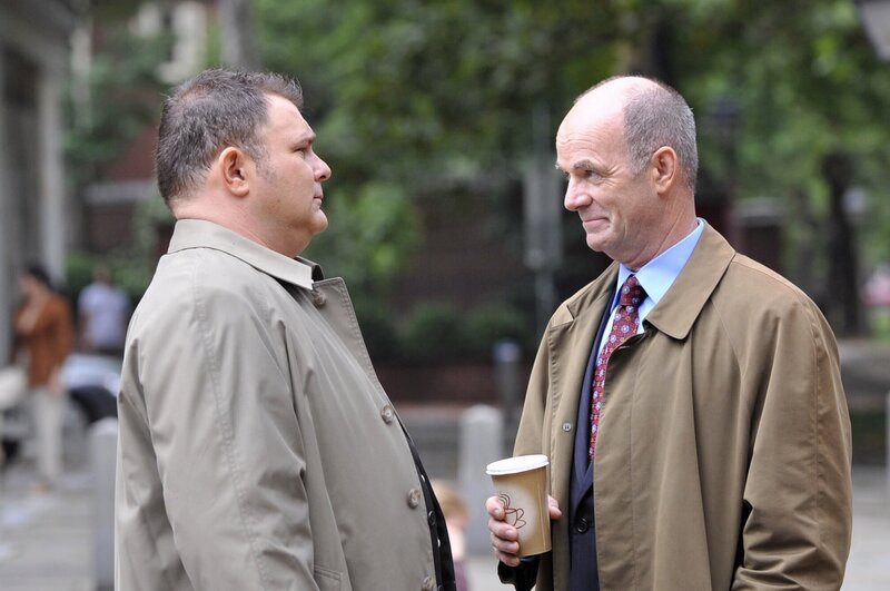 Det. Nick Vera (Jeremy Ratchford, l.) schildert Lt. John Stillman (John Finn, r.) seine Sicht der Dinge … – Bild: Warner Bros. Television