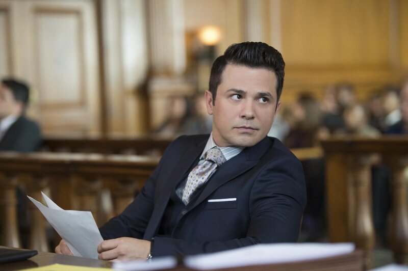 Jetzt wird sich zeigen, ob Bull und sein Anwalt Benny (Freddy Rodriguez) tatsächlich die richtige Strategie verfolgen und es schaffen, Pilotin Mathisons Unschuld zu beweisen … – Bild: CBS Broadcasting, Inc. All Rights Reserved. /​ Jojo Whilden Lizenzbild frei