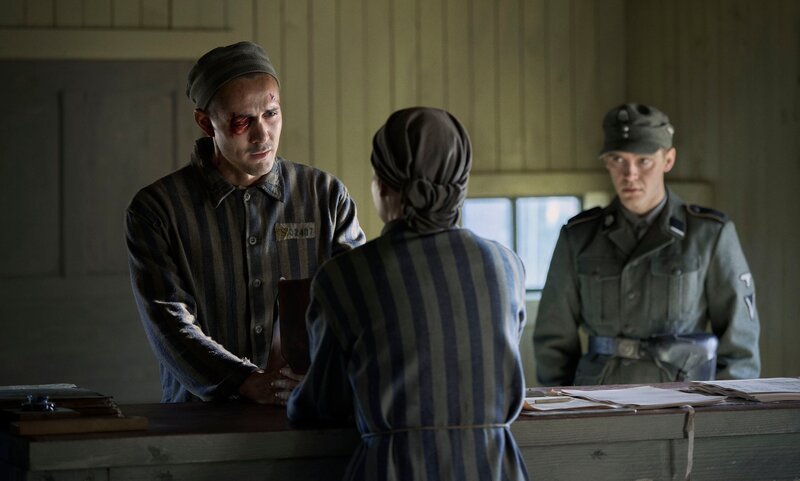 Jonah Hauer-King as Lali Sokolov & Jonas Nay as Nazi Officer Stefan Baretzki in Auschwitz. – Bild: Martin Mlaka /​ Sky UK