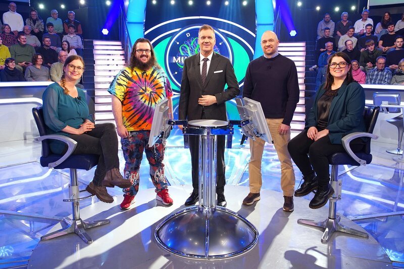 v.li.: Ulrike Neumann (Wien), Stefan Reinisch (Stainz, Steiermark), Armin Assinger, Christoph Friesinger (Fehring, Steiermark). Madeleine Schwarz (Tadten, Burgenland) – Bild: ORF /​ Stefan Gregorowius