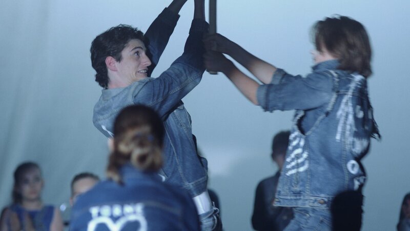 Von links: Janus (Jacob Ottensten) und Albert (Albert Rudbeck Lindhardt) kämpfen. – Bild: BR/​DR/​Jesper Tøffner