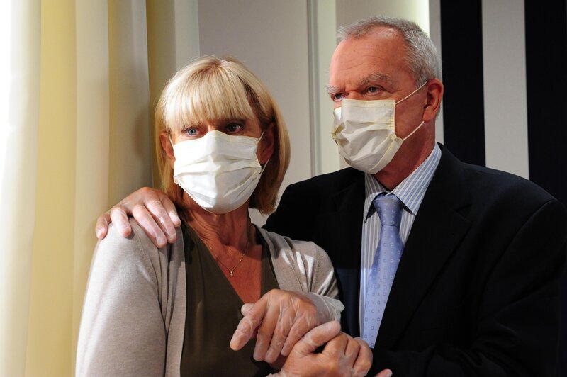 Charlotte (Mona Seefried, l.); Werner (Dirk Galuba, r.) – Bild: Ann Paur