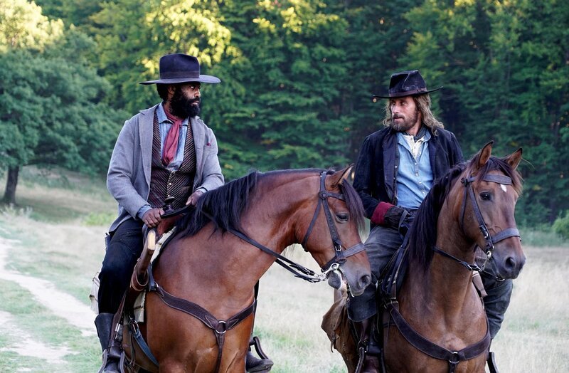 l-r: John Ellis (Nicholas Pinnock), Django (Matthias Schoenaerts) – Bild: 2021 Cattleya Srl