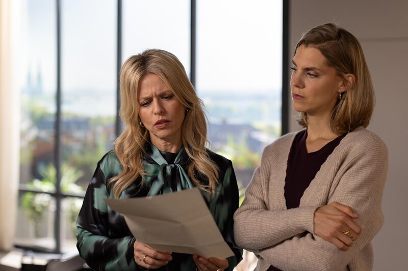 Stella (Bettine Langehein, r.) und Patrizia (Miriam Lahnstein) geraten wegen einer weiteren Lösegeldforderung erneut aneinander. – Bild: RTL /​ Dennis-Alexander Hundt /​ Meine Mutter, die Entführerin