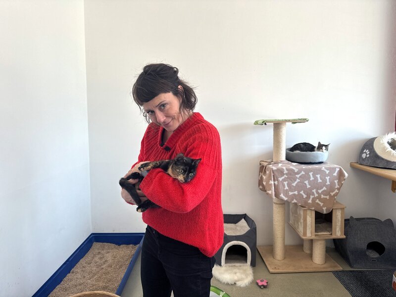 Esther mit Katze Pocachontas im Tierschutzhaus. – Bild: ORF