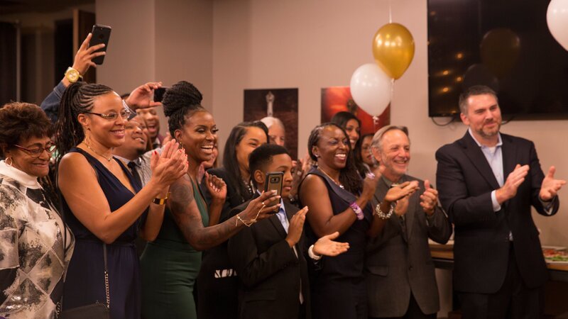 The crowd cheers and claps at the reveal party. – Bild: TLC /​ Discovery Communications