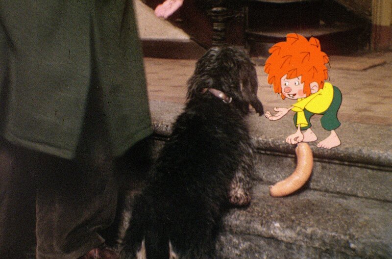 Der Pumuckl vereinbart mit Meister Eder, dass er wie ein Hund bellt, wenn jemand etwas vergisst oder verliert. Dass das keine gute Idee war, stellt sich bald heraus. – Bild: BR/​Infafilm GmbH/​Original-Entwurf „Pumuckl“-Figur: Barbara von Johnson
