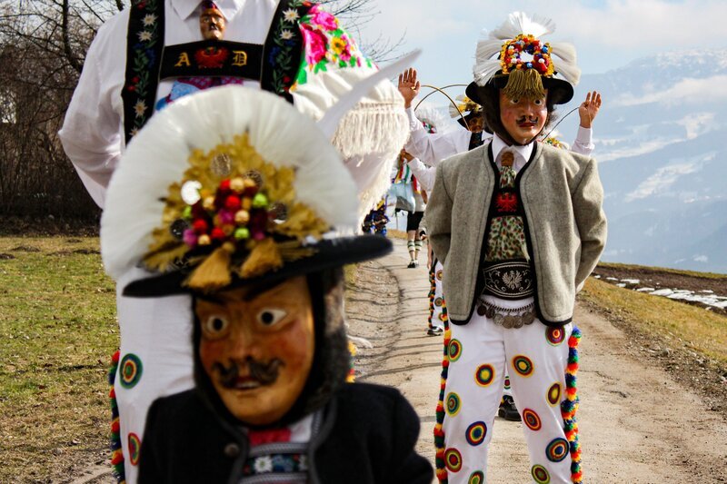Von Innsbruck nach Hall in Tirol reihen sich die MARTHA-Dörfer Mühlau, Arzl, Rum, Thaur und Absam aneinander. Hier praktizieren sie bis heute einen einzigartigen Dämonenkult aus dem Mittelalter, das Mullern und Matschgern. – Bild: ServusTV /​ WickMedia